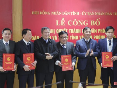 Bí thư Tỉnh ủy, Chủ tịch HĐND tỉnh Hà Tĩnh Hoàng Trung Dũng và Chủ tịch UBND tỉnh Hà Tĩnh Trần Tiến Hưng trao các quyết định bổ nhiệm nhân sự cho 2 văn phòng.