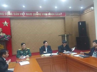 Phó giám đốc Sở Y tế Hà Nội Trần Văn Chung (ngồi giữa) thông tin về sự việc. (Ảnh: PV/Vietnam+).