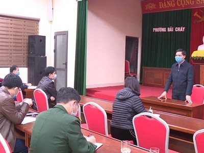 TP Hạ Long tổ chức họp khẩn chỉ đạo ngay trong đêm. Ảnh: Truyền hình Hạ Long.