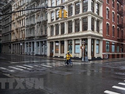 Các cửa hàng đóng cửa do dịch COVID-19 tại New Orleans, bang Louisiana, Mỹ. (Ảnh: AFP/TTXVN).