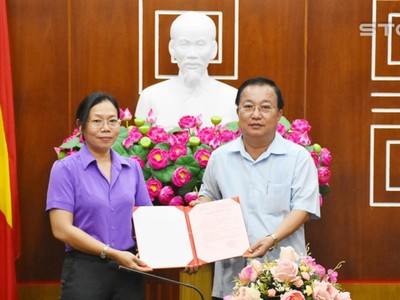 Bà Huỳnh Thị Diễm Ngọc, tân Phó Chủ tịch UBND tỉnh Sóc Trăng (bìa trái, ảnh Báo Sóc Trăng).