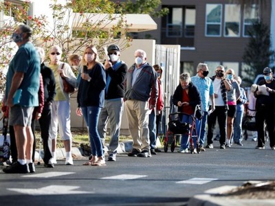 Những người từ 65 tuổi trở lên xếp hàng chờ tiêm vaccine Covid-19 ở Sarasota, Florida ngày 4/1/2021. Ảnh: Reuters.