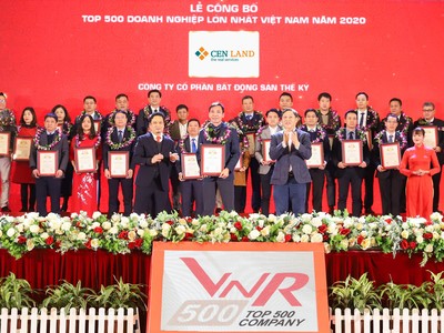 Anh Chu Hữu Chiến – Tổng Giám đốc công ty CP Bất động sản Thế Kỷ, đại diện Cen Land nhận giải.