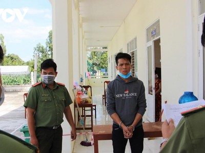 Công an đọc lệnh bắt giam đối với Lê Văn Dinh.