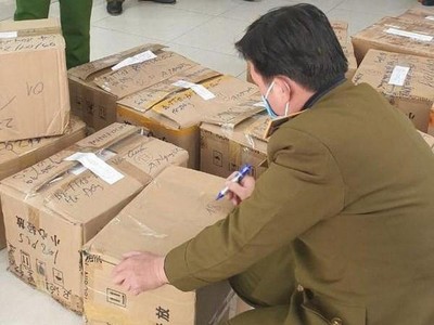 Lực lượng chức năng niêm phòng số đồng hồ thu giữ. (Nguồn: baohanoimoi.com.vn).