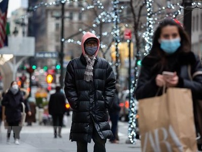 Người dân đeo khẩu trang phòng lây nhiễm COVID-19 tại New York, Mỹ, ngày 5/1/2021. (Ảnh: THX/TTXVN).