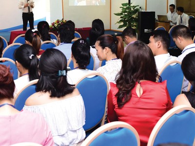 Các khóa học làm giàu nhanh của kênh bán hàng đa cấp và giao dịch ngoại hối thu hút hàng ngàn người tham gia. Ảnh: Dũng Minh.