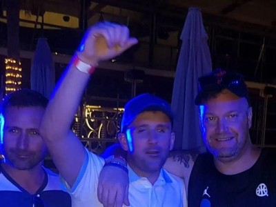 "Bạn nhà người ta" trúng độc đắc liền khao cả nhóm đi ăn chơi, đập phá ở Dubai 