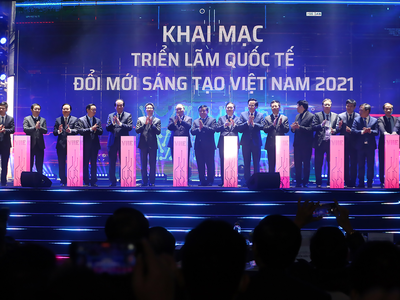 Thủ tướng Nguyễn Xuân Phúc cùng các lãnh đạo cấp cao của Chính phủ và các Bộ, ngành nhấn nút khởi công xây dựng Trung tâm Đổi mới sáng tạo quốc gia và khai mạc Triển lãm quốc tế đổi mới sáng tạo Việt Nam 2021.