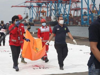 Nhiều bộ phận thi thể nạn nhân trong vụ rơi máy bay được tìm thấy.