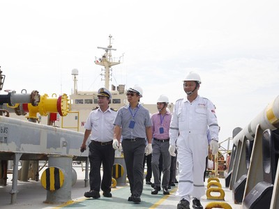 Lãnh đạo PVTrans làm việc và thăm hỏi các thuyền viên trên tàu dầu thô PVT Hera.