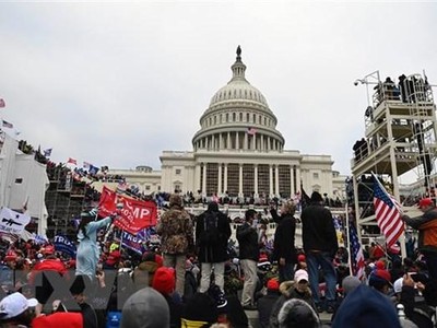 Người biểu tình tập trung bên ngoài tòa nhà Quốc hội Mỹ ở Washington, DC ngày 6/1/2021. (Nguồn: AFP/TTXVN).