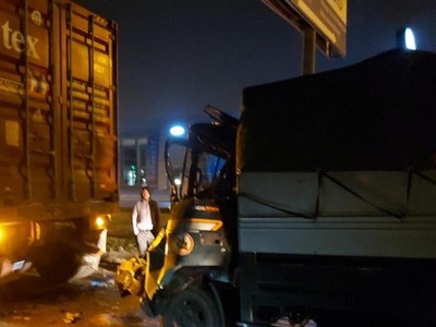 Xe tải đâm trực diện vào đuôi xe container đỗ tại làn thô sơ.