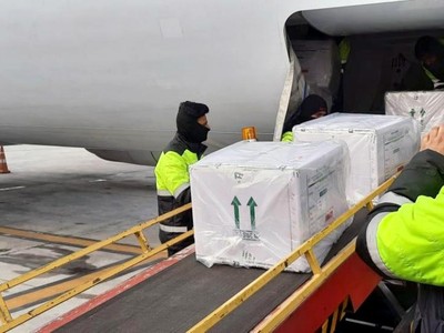 Các lô vaccine Covishield đầu tiên được chuyển từ nhà máy ở Pune tới thủ đô New Delhi ngày 12/1.