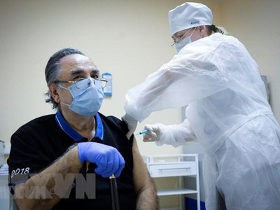 Một nhân viên y tế được tiêm vắcxin Sputnik V ngừa COVID-19 tại Moskva, Nga ngày 30/12/2020. (Ảnh: AFP/TTXVN).