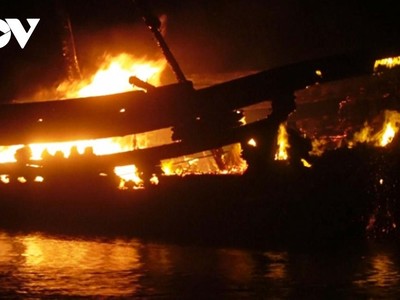 Tàu cá nguy cơ cháy rất cao vì là tàu gỗ chở bình gas cùng nhiều vật liệu dễ cháy.