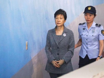Cựu Tổng thống Hàn Quốc Park Geun-hye (trái) được áp giải đến phiên tòa ở Seoul năm 2017. Ảnh: Reuters.