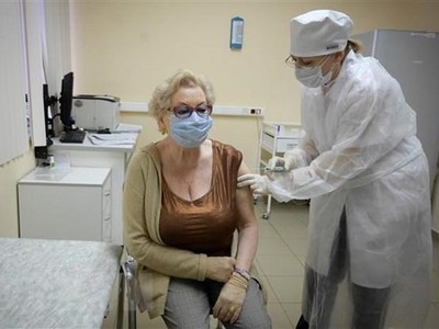 Tiêm chủng vắcxin Sputnik V phòng COVID-19 tại Moskva, Nga, ngày 30/12/2020. (Ảnh: AFP/TTXVN).