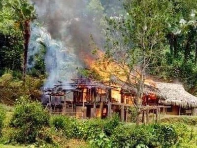 Toàn bộ ngôi nhà bị thiêu rụi.