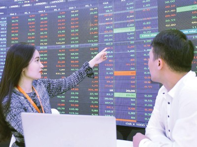 Thị trường chứng khoán có xu hướng tăng là điều kiện thuận lợi để các doanh nghiệp huy động vốn cổ phần. Ảnh: Dũng Minh.