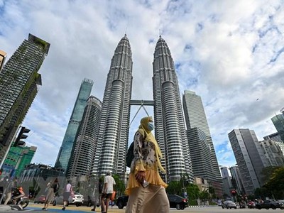 Người dân đeo khẩu trang phòng lây nhiễm COVID-19 tại Kuala Lumpur, Malaysia, ngày 11/1/2021. (Ảnh: THX/TTXVN).