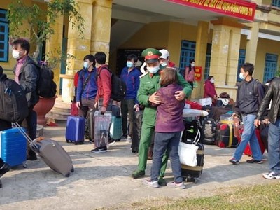 Chiến sỹ tại khu cách ly chia tay công dân hoàn thành thời gian cách ly. (Ảnh: TTXVN phát).