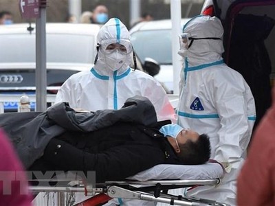 Nhân viên y tế chuyển một bệnh nhân nghi nhiễm COVID-19 tới bệnh viện ở Bắc Kinh, Trung Quốc, ngày 13/1/2021. (Ảnh: AFP/TTXVN).