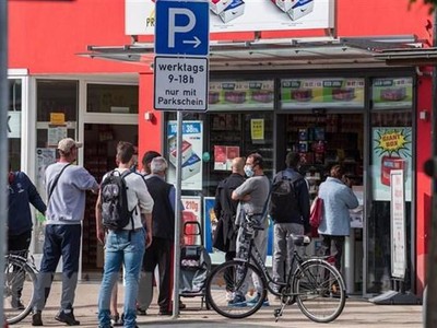 Khách hàng chờ mua sắm tại Kehl, biên giới Pháp và Đức, ngày 15/6/2020. (Ảnh: AFP/TTXVN).