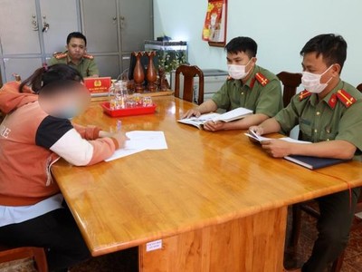 Công an huyện Gò Dầu tống đạt quyết định xử phạt vi phạm hành chính cho Châu Thị Ngọc T.