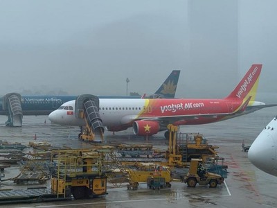 Một lái xe đã tự ý lái xe đầu kéo ra khu vực đỗ máy bay tại sân bay quốc tế Nội Bài rồi gây va chạm với một ô tô đang lưu thông tại đây. Cục Hàng không Việt Nam yêu cầu chấn chỉnh việc lưu hành trong sân bay Nội Bài. Ảnh minh họa.