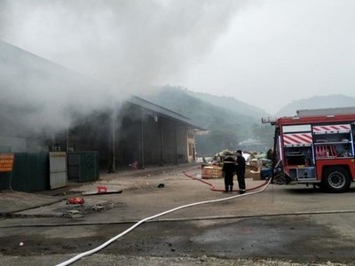 Ngọn lửa bốc lên trong kho tạm rộng gần 150m2, bên trong chứa gần 10 tấn hàng hóa tiêu dùng chờ làm thủ tục hải quan.