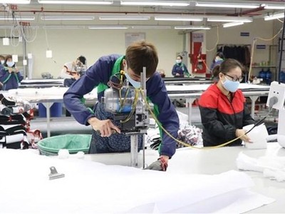 Sản xuất hàng may xuất khẩu. (Ảnh: Hoàng Nguyên/TTXVN).