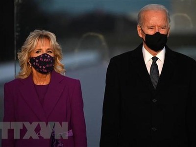Tổng thống đắc cử Mỹ Joe Biden (phải) cùng phu nhân Dr. Jill Biden trong lễ tưởng niệm các nạn nhân COVID-19 tại đài tưởng niệm Lincoln ở Washington, DC ngày 19/1/2021. (Ảnh: AFP/TTXVN).