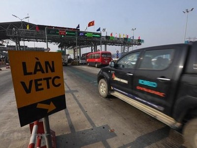 Phương tiện dán thẻ thu phí tự động không dừng đi vào làn đa được vận hành tại trạm thu phí BOT. (Ảnh: Huy Hùng/Vietnam+).