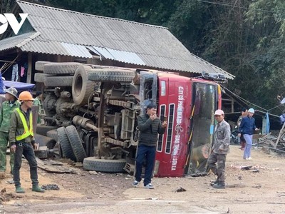 Vụ tai nạn khiến 3 chiếc xe bị hư hỏng nặng; giao thông trên Quốc lộ 6 ách tắc trong hơn 1 giờ đồng hồ.