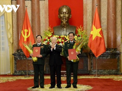 Thăng quân hàm từ Trung tướng lên Thượng tướng cho Thứ trưởng Bộ Quốc phòng Nguyễn Tân Cương và Thứ trưởng Võ Minh Lương.​​