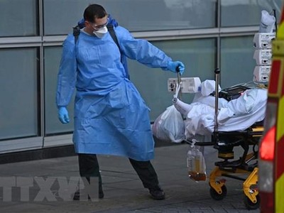 Chuyển bệnh nhân nhiễm COVID-19 tới bệnh viện ở London, Anh. (Ảnh: AFP/TTXVN).