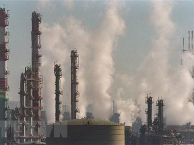 Khói bốc lên tại một nhà máy hóa dầu. (Ảnh: AFP/TTXVN).