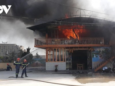 Các lực lượng chức năng triển khai phương án chữa cháy.