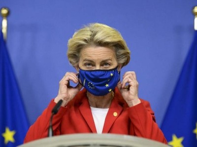 Chủ tịch Ủy ban châu Âu Ursula Von der Leyen đeo khẩu trang ngừa Covid-19. Ảnh: Euractive.