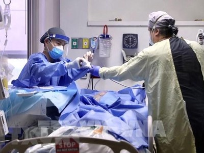 Nhân viên y tế điều trị cho bệnh nhân COVID-19 tại bệnh viện Beverly ở thành phố Montebello, California, Mỹ, ngày 22/1/2021 (Ảnh: THX/ TTXVN).