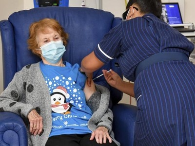 Các nước đang đẩy mạnh chiến dịch tiêm vaccine ngừa Covid-19. Ảnh: The Guardian.