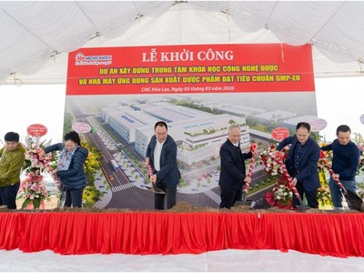 Ban lãnh đạo công ty tham dự lễ khởi công.