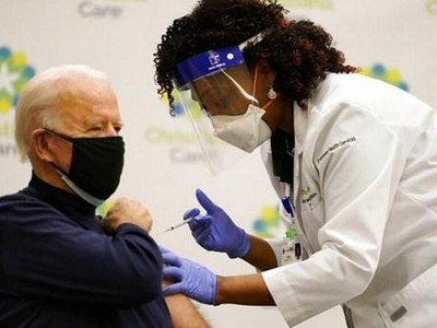 Ông Joe Biden tiêm vắcxin ngừa COVID-19 tại bang Delaware ngày 21/12. (Nguồn: AP).