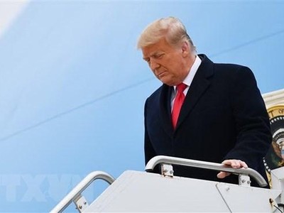 Ông Donald Trump khi còn là Tổng thống Mỹ rời chuyên cơ Không lực 1 tại Harlingen, bang Texas ngày 12/1/2021. (Ảnh: AFP/TTXVN).