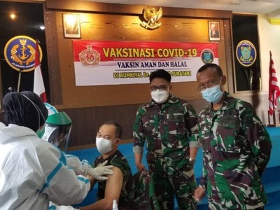 Indonesia tiêm chủng vaccine Covid-19 cho sĩ quan quân đội (Nguồn : tni.mil.id).