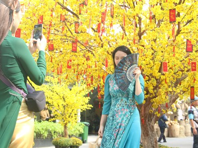 Lễ hội Tết Việt thu hút các bạn trẻ Sài thành đến vui chơi