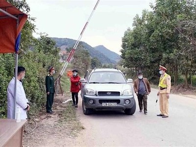 Chốt kiểm dịch tại huyện Đình Lập, Lạng Sơn đo thân nhiệt người dân qua lại địa bàn. (Ảnh: Thái Thuần/TTXVN).