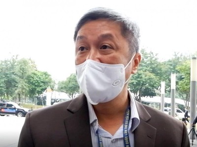 Thứ trưởng Bộ Y tế Nguyễn Trường Sơn trao đổi với phóng viên tại Trung tâm Hội nghị Quốc gia.