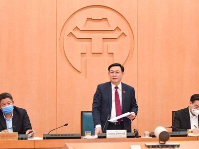 Bí thư Thành ủy Hà Nội Vương Đình Huệ chỉ đạo triển khai các biện pháp cấp bách đối phó với diễn biến mới của dịch COVID-19. (Ảnh: Vietnam+).